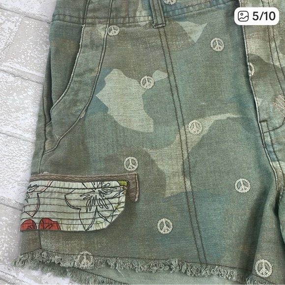 Pilcro green embroidered shorts - Picture 5 of 10